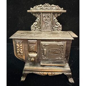 Vintage 1970 Playme Victorian-style wood-burning cook stove Pencil sharpener